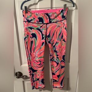 Lilly Pulitzer UPF 50+ Weekender Cropped Leggings in “Banana Flambé”. Size M.